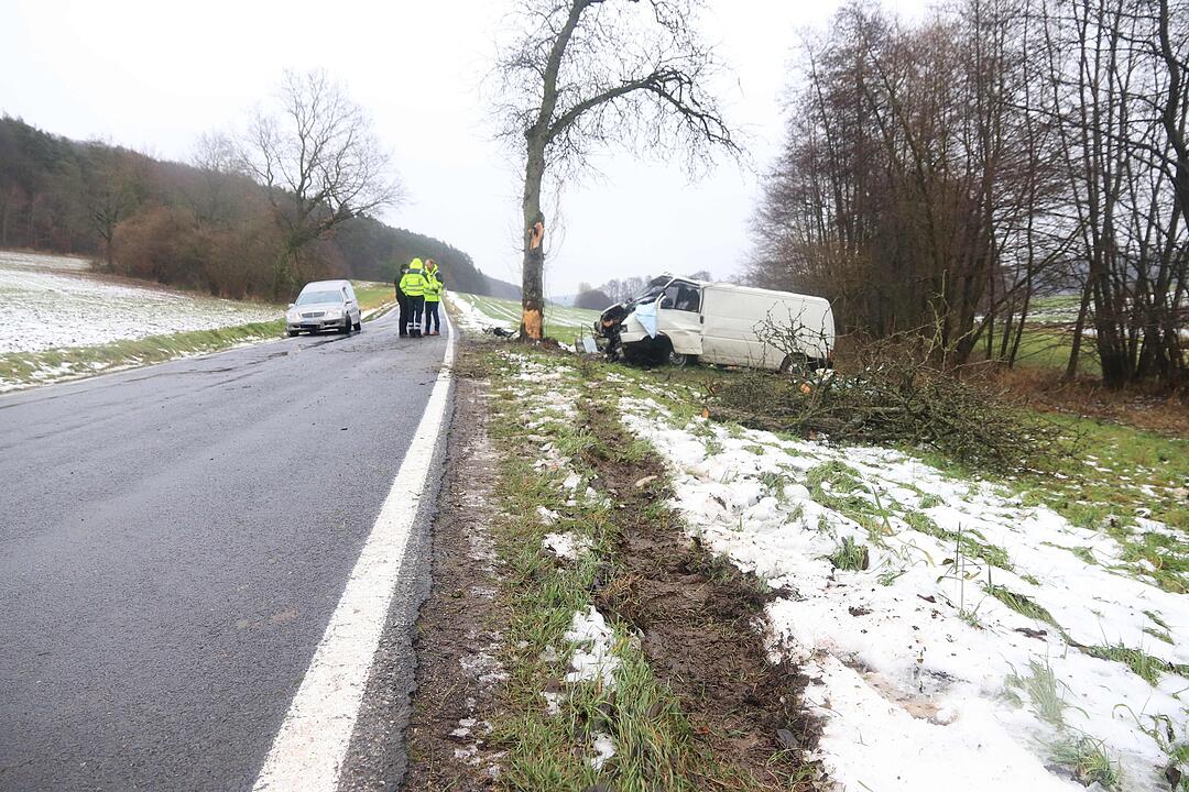 Kleintransporter kracht gegen Baum: Mann stirbt bei Unfall in Mittelfranken