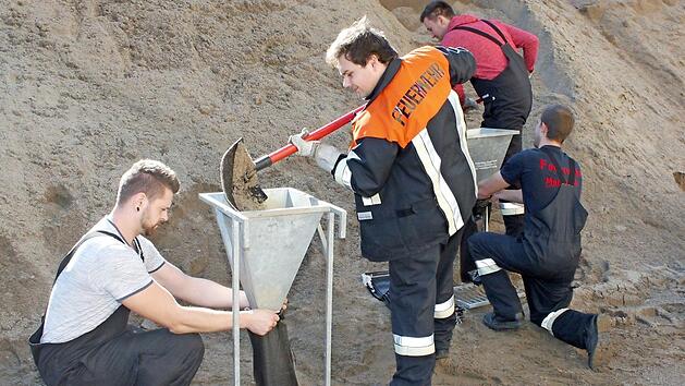 Hand anlegen mussten die Teilnehmer beim Hochwasserschutz -Lehrgang. Im praktischen Teil wurden der Umgang mit Sandsackf&uuml;llger&auml;ten sowie das richtige Bef&uuml;llen der Sands&auml;cke ge&uuml;bt. Foto: Gerd Klemenz