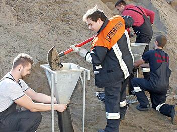 Hand anlegen mussten die Teilnehmer beim Hochwasserschutz -Lehrgang. Im praktischen Teil wurden der Umgang mit Sandsackfüllgeräten sowie das richtige Befüllen der Sandsäcke geübt. Foto: Gerd Klemenz