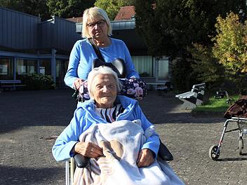 Rosemarie Kraushaar schiebt ihre Freundin Rita Mohr regelmäßig im Bad Brückenauer Georgi-Park spazieren. Foto: Julia Raab