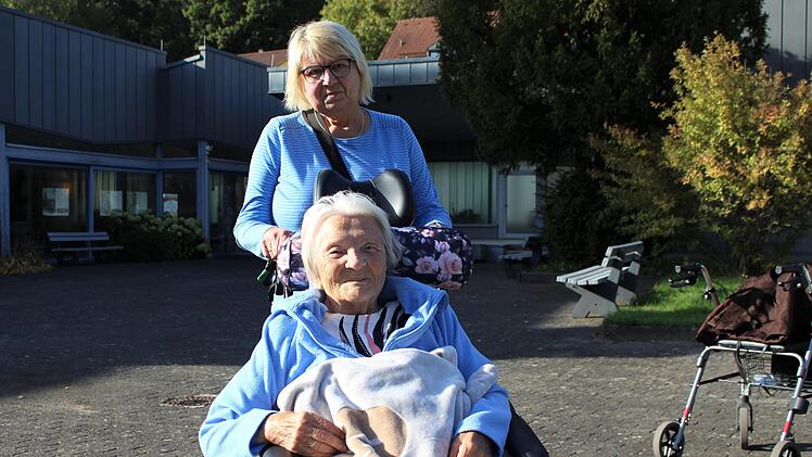 Rosemarie Kraushaar schiebt ihre Freundin Rita Mohr regelmäßig im Bad Brückenauer Georgi-Park spazieren. Foto: Julia Raab