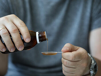 Hustensaft: WHO warnt vor tödlichem Medikament Krank, Erkältung, Hustensaft