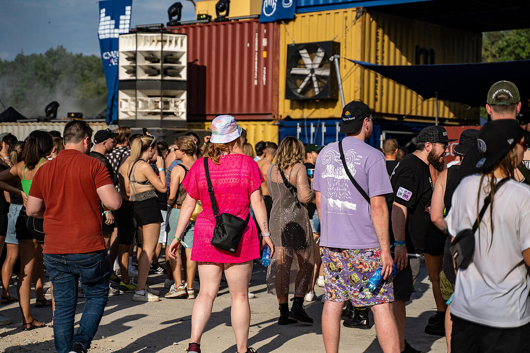 Techno-Musik direkt am Hafenbecken zwischen Kränen und Containern!