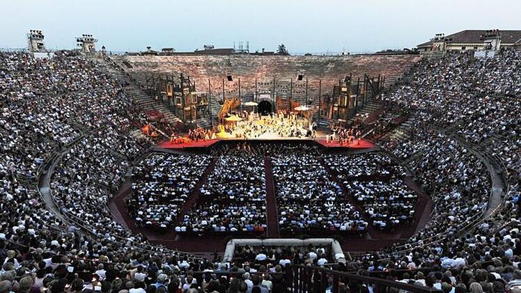 Annette Frier und Michael Kessler blicken in der ber&uuml;hmten Arena di Verona hinter die Kulissen.