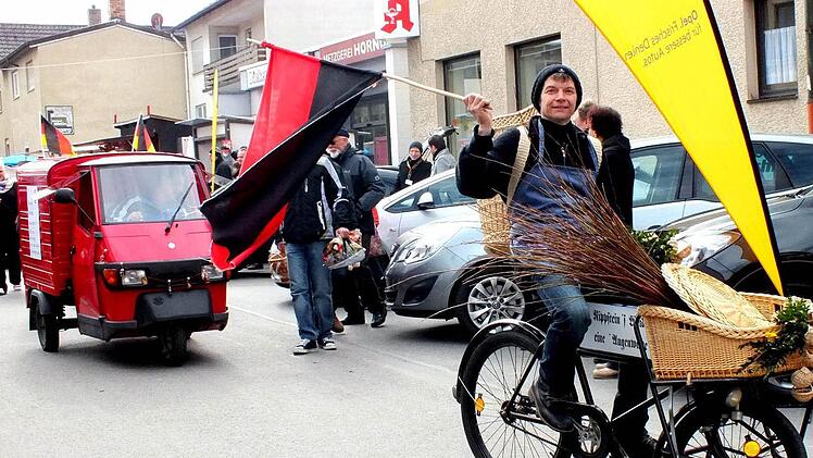 Seltene Fahrzeuge, ein altes "Korbraser"-Fahrrad und ein kleines Automobil-Dreirad, waren beim Festzug zu sehen
