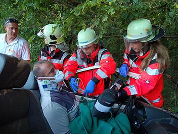 Endlich kann Thomas Bauer aus dem Wrack des Polo befreit werden. Fotos: Rainer Lutz