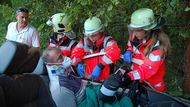 Endlich kann Thomas Bauer aus dem Wrack des Polo befreit werden. Fotos: Rainer Lutz