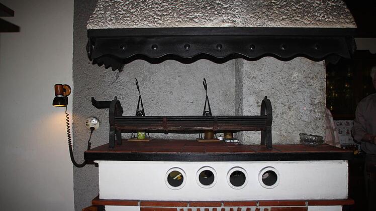 In der Gaststube steht noch der alte Grill, auf dem Vater Müller in den 1960er Jahren noch die Hähnchen grillte.