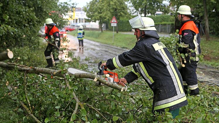 Blitz, Donner, Regen, Hagel: Die Unwetter in Oberfranken haben zahlreiche Bäume entwurzelt, Häuser abgedeckt und Straßen überflutet. Mehrere Keller liefen voll Wasser. Feuerwehr und THW waren mit bis zu 50 Einsätzen beschäftigt. Foto: News5/Herse