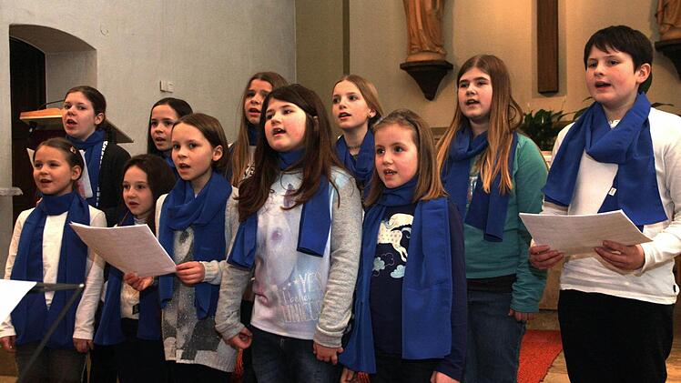 Der Kinder- und Jugendchor unter der Leitung von Renate Wohlhöfner-Betz Fotos: Galster