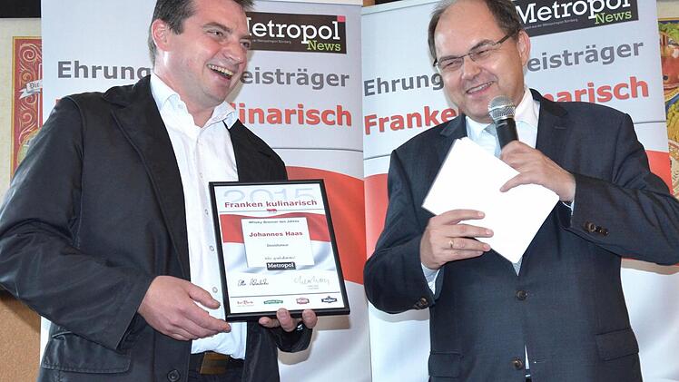 Johannes Haas (li) freut sich mit Minister Christian Schmidt über die Auszeichnung. Foto: Wilfried Roppelt