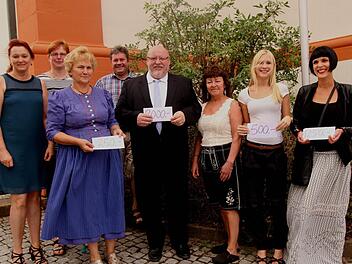 Unser Bild zeigt Theaterspieler mit den Spendenempfängern (von links): Magda Stöhr, Tanja Wissendheit, Mechtild Kirchner (Oskar-Kandler-Zentrum), Roland Gehring, Pfarrer Martin Wissel (Kirchengemeinde), Leiterin Marianne Baum und Jennifer Baum (IHADG Kirchlauter) und Kerstin Göpfert (Kindergarten Kirchlauter). Foto: Günther Geiling