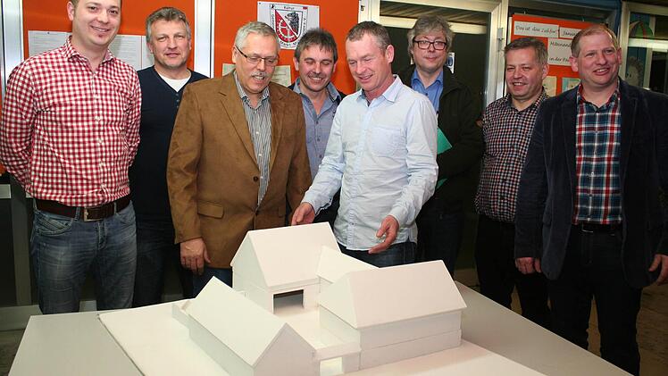 Der gewählte Vorstand mit einem Modell des künftigen Vereinseigentums: Daniel Wagner, Friedel Pickel, Hermann Gamperling (Vorsitzender), Robert Pickel, Reinhard Klaus (zweiter Vorsitzender), Thomas Moor, Rainer Morgenroth, Klaus Faatz (von links) Foto: Evi Seeger