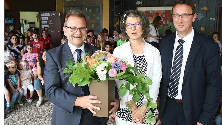 Ein dickes "Dankeschön" und dazu einen dicken Strauß Blumen bekam Margit Lesch von Lebenshilfe-Geschäftsführer Olaf Haase (links) und dem 2. Vorsitzenden Timo Zirnsak.