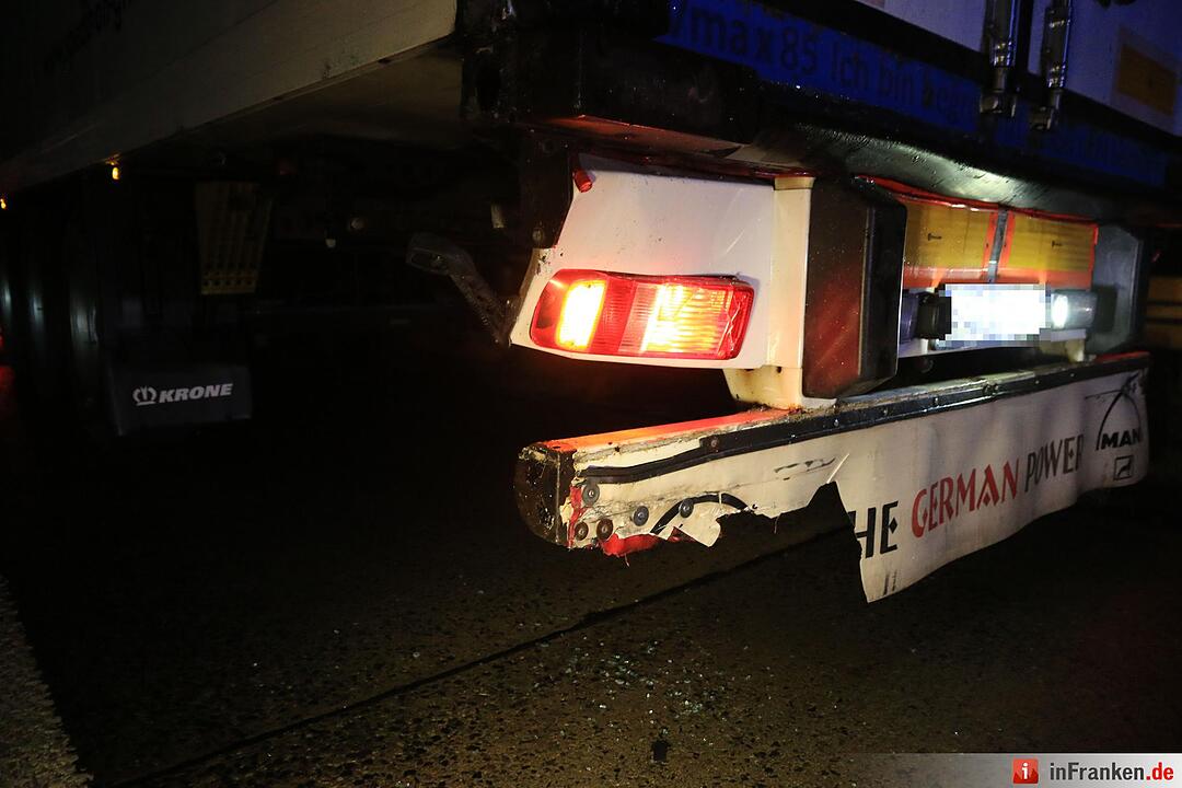 Fahranfänger schleudert mit BMW in Lastwagen - Vater bei Crash eingeklemmt und schwerst verletzt