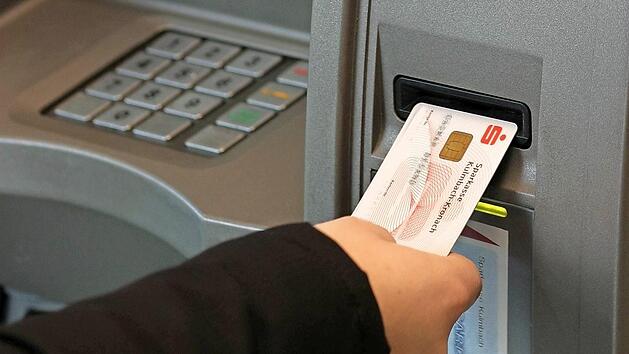 Geld zahlen, damit Geld rauskommt? Sparkassen sowie Volks- und Raiffeisenbanken stehen f&uuml;r angebliche Pl&auml;ne in der Kritik. Foto: H&auml;nseler (Archiv)