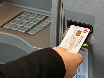 Geld zahlen, damit Geld rauskommt? Sparkassen sowie Volks- und Raiffeisenbanken stehen für angebliche Pläne in der Kritik. Foto: Hänseler (Archiv)