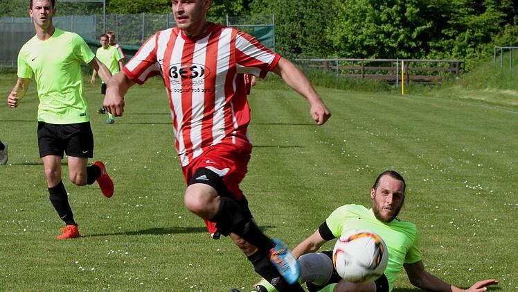 Der Neuschleichacher Benjamin Leuchter (rechts) schlägt dem Stettfelder Torjäger Dominik Lang im Strafraum den Ball noch vom Fuß.