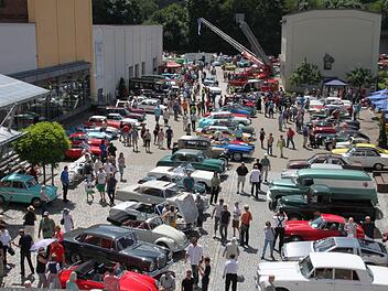 Umlagert von Automobilfreunden waren die zahlreichen Vehikel gestern beim Oldtimertreffen des Oldtimer-Stammtisches Kulmbach auf dem Mönchshofgelände. Fotos: Stephan Stöckel