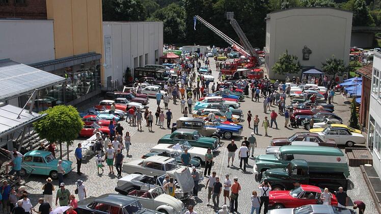 Umlagert von Automobilfreunden waren die zahlreichen Vehikel gestern beim Oldtimertreffen des Oldtimer-Stammtisches Kulmbach auf dem Mönchshofgelände. Fotos: Stephan Stöckel