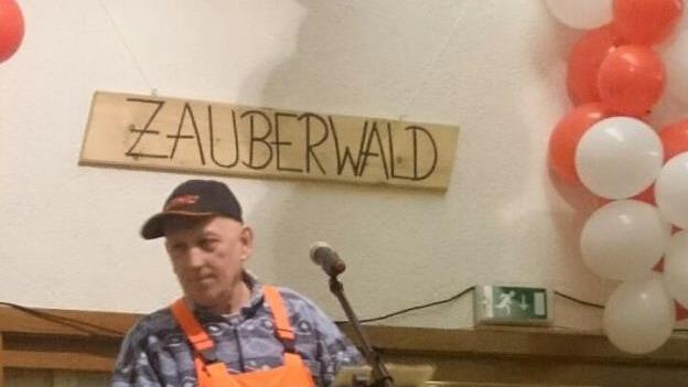 Der Holzmichel alias Richard Heurich brachte so manches Missgeschick ans Tageslicht, das letztes Jahr "im Durf" passiert ist, und gleichzeitig die Lachmuskeln zum Beben.Silvia Jung