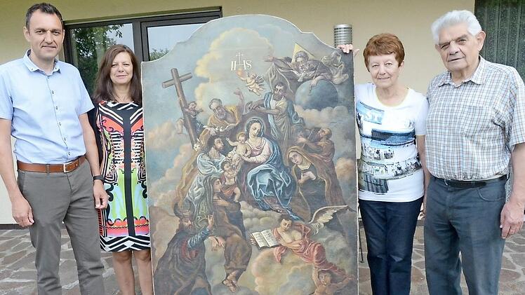 Die Familie von Altbürgermeister Gerhard Neubauer (rechts) zeigt das einstmalig eingesetzte Hauptaltarbild aus dem Jahr 1822, (von links) Sohn Jörg, Tochter Steffi und Ehefrau Ida.
