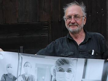Ein Herzensanliegen von Oswald Greim ist die Stärkung der Pflege. Um Werbung für ein Volksbegehren gegen den Pflegenotstand an Kliniken zu machen, rollt der 64-Jährige auch die ganz großen Plakate aus - wie hier vor seinem Elternhaus in Marktleugast, wo der Kandidat der Linken seinen Zweitwohnsitz hat.Jochen Nützel