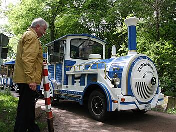 Neben den Touren zum Wildpark Klaushof fuhr das Kurbähnle auch regelmäßig durch Innenstadt und Luitpoldpark. Hier entfernte Gästeführer Albin Markert (links) einen Pfosten und macht die Bahn frei. Wo das oder die Bähnle in Zukunft unterwegs sind, ist noch offen. Foto: Ralf Ruppert/Archiv