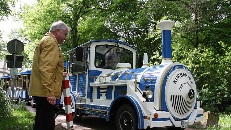 Neben den Touren zum Wildpark Klaushof fuhr das Kurbähnle auch regelmäßig durch Innenstadt und Luitpoldpark. Hier entfernte Gästeführer Albin Markert (links) einen Pfosten und macht die Bahn frei. Wo das oder die Bähnle in Zukunft unterwegs sind, ist noch offen. Foto: Ralf Ruppert/Archiv