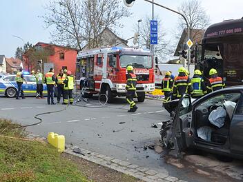Die Kreuzung am Lindenplatz in Oeslau war nach dem Unfall teilweise gesperrt, damit die Rettungskräfte arbeiten konnten. Rainer Lutz