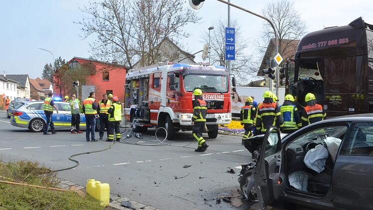 Die Kreuzung am Lindenplatz in Oeslau war nach dem Unfall teilweise gesperrt, damit die Rettungskräfte arbeiten konnten. Rainer Lutz