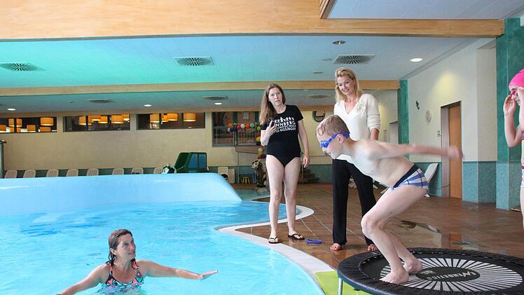 Schwimmaktion der Sinnberg Grundschule mit Franziska van Almsick im Hotel Sonnenhügel. Foto: Benedikt Borst