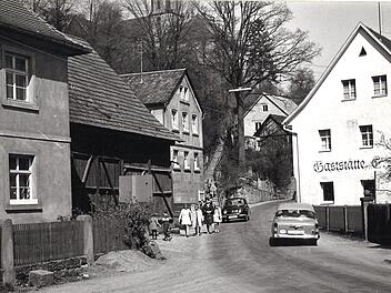 Auf der Trebgaster Dorfstraße - ein Sonntag im Mai 1962: Bis heute hat sich hier nicht viel verändert. Foto: Archiv Stephan Tiroch