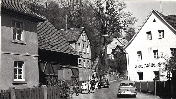 Auf der Trebgaster Dorfstraße - ein Sonntag im Mai 1962: Bis heute hat sich hier nicht viel verändert. Foto: Archiv Stephan Tiroch