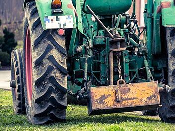 In Mittelfranken hat ein Pkw einen Traktor w&auml;hrend eines &Uuml;berholvorgangs gerammt. Symbolbild: pixabay.com/Didgeman