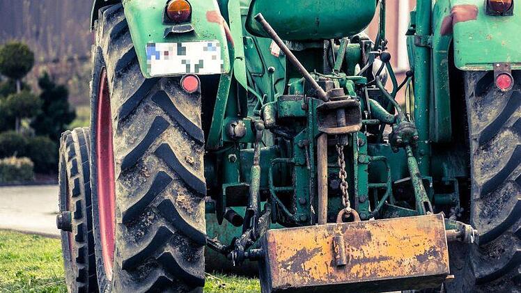 In Mittelfranken hat ein Pkw einen Traktor w&auml;hrend eines &Uuml;berholvorgangs gerammt. Symbolbild: pixabay.com/Didgeman