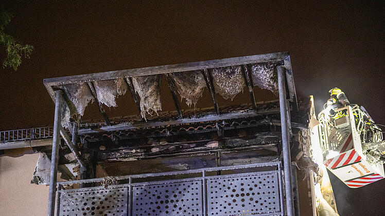 Wohnungsbrand in Erlangen: Bewohner erleidet lebensgef&auml;hrliche Verletzungen