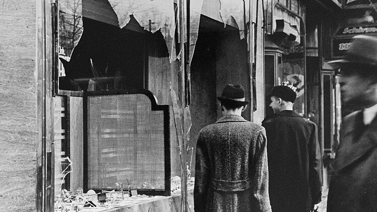 Zerst&ouml;rte Gesch&auml;fte in Berlin: W&auml;hrend der Novemberpogrome wurden Zehntausende j&uuml;dische Wohnungen und L&auml;den verw&uuml;stet.