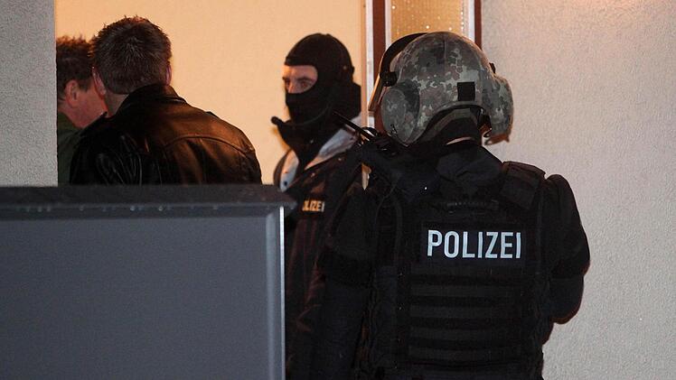 Mehrere Polizeibeamte und Angehoerige des SEKs stehen vor dem Anwesen.Foto: Ott, News5