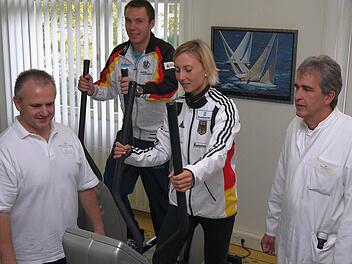Therapieleiter Gunter Hölig (links) und Leitender Oberarzt Klaus Völkel (rechts) stehen Spitzensportlern wie Melanie Pfeifer und Philipp Seidel zur Seite, wenn diese nach Verletzungen Rehabilitationsmaßnahmen benötigen. Fotos: Berthold Köhler