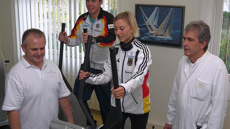 Therapieleiter Gunter Hölig (links) und Leitender Oberarzt Klaus Völkel (rechts) stehen Spitzensportlern wie Melanie Pfeifer und Philipp Seidel zur Seite, wenn diese nach Verletzungen Rehabilitationsmaßnahmen benötigen. Fotos: Berthold Köhler