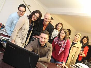 Spannung liegt in der Luft: Gemeinsam verfolgte die Familie Brehm im Büro im Rathaus die Auszählungsergebnisse. Fotos: Sabine Herteux