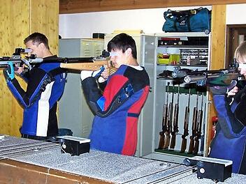 Die Mitglieder ZSG Buckenhofen nehmen am Schießstand Maß. Fotos: Schützenverein
