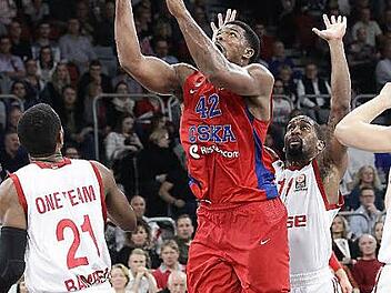 Diese Szene spiegelt die Abwehrprobleme der Bamberger wider: Kyle Hines (mit Ball) kommt in Korbnähe unbedrängt zum Wurf. Hier setzt er sich gegen Darius Miller (l.) und Brad Wanamaker durch. Foto: sportpress