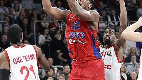 Diese Szene spiegelt die Abwehrprobleme der Bamberger wider: Kyle Hines (mit Ball) kommt in Korbnähe unbedrängt zum Wurf. Hier setzt er sich gegen Darius Miller (l.) und Brad Wanamaker durch. Foto: sportpress
