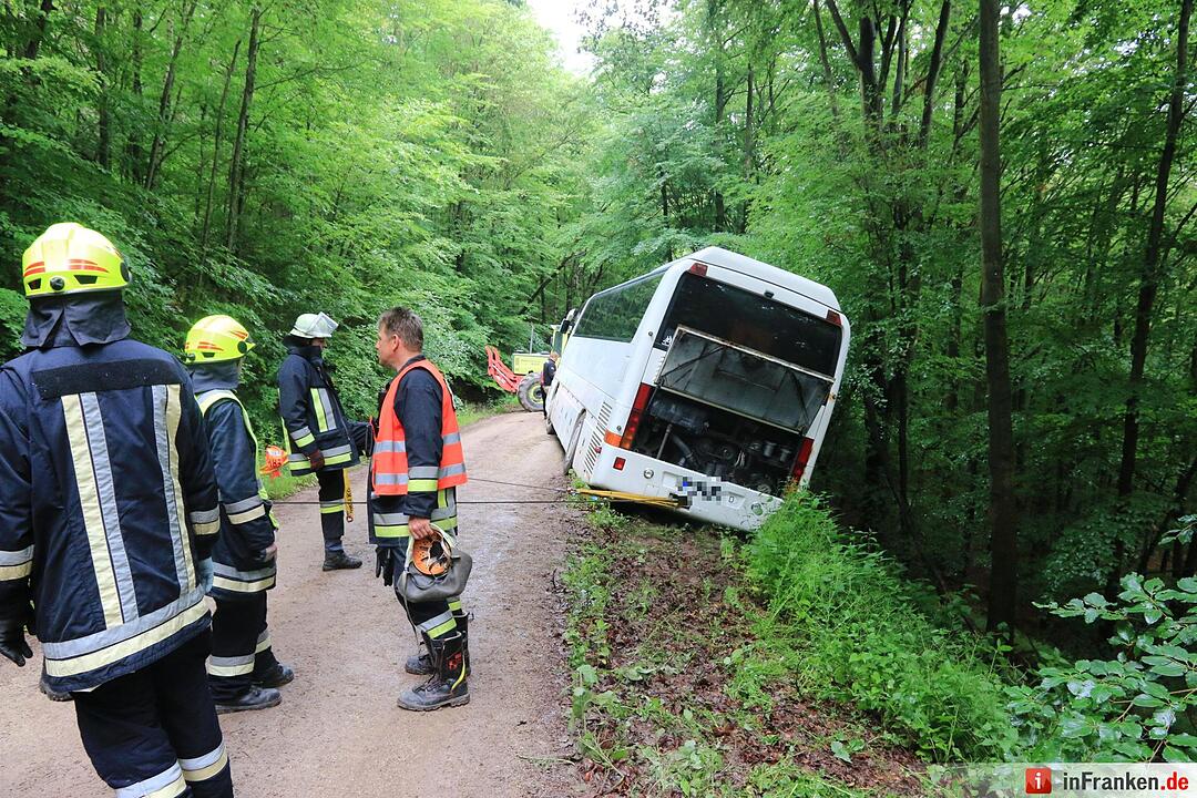 Unfall bei Ebrach: Mit Kindern besetzter Reisebus rutscht in Straßengraben