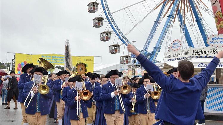 Der letzte Ton beim Trachten- und Schützenzug erklang auf der Theresienwiese. Er wurde 1835 zum ersten Mal abgehalten, damals zu Ehren der Silberhochzeit von König Ludwig I und Therese von Bayern. Seit 1950 ist er fester Bestandteil des Oktoberfestes und findet immer am ersten Wiesn-Sonntag statt.  Foto: Kathrin Kupka-Hahn