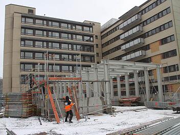 Auf dem Klinikum-Vorplatz wird der Interimsbau errichtet. Die Module für den Behelfsbau werden in der kommenden Woche geliefert. Foto: Alexander Hartmann