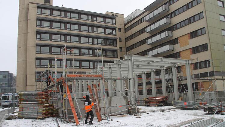 Auf dem Klinikum-Vorplatz wird der Interimsbau errichtet. Die Module für den Behelfsbau werden in der kommenden Woche geliefert. Foto: Alexander Hartmann