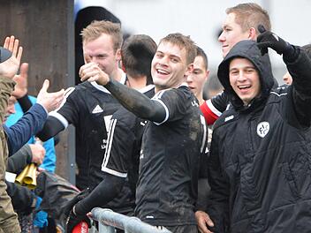 Daumen hoch f&uuml;r den ersten Ausw&auml;rts-Dreier! Gro&szlig;e Freude bei den Lichtenfelsern Niklas Lulei und Tobias Zollnhofer (rechts) nach dem Spiel in Sonnefeld. Foto: Gunther Czepera